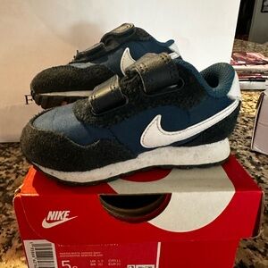 Toddler Nike Valiant size 5C like-new.